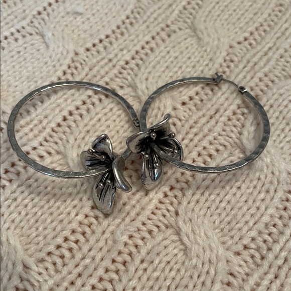 Lucky Brand Silver hammered threaded orchid flower hoop earrings 1.5” diameter - Picture 1 of 8